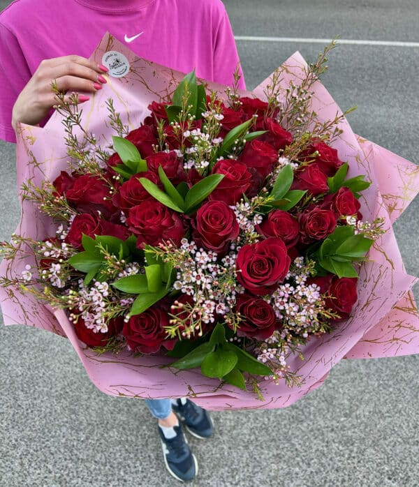 Kytica z 35 červených ruží s ruscusom a waxom