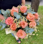 Kytica z farebných ruží s tanacetom a eukalyptom
