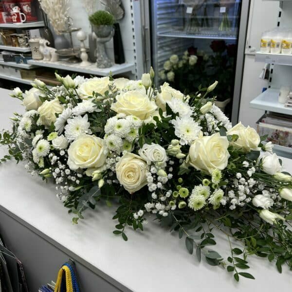 Smútočný aranžmán s bielymi ružami