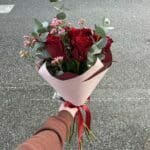 Kytica zo 7 červených ruží s eukalyptom a waxom