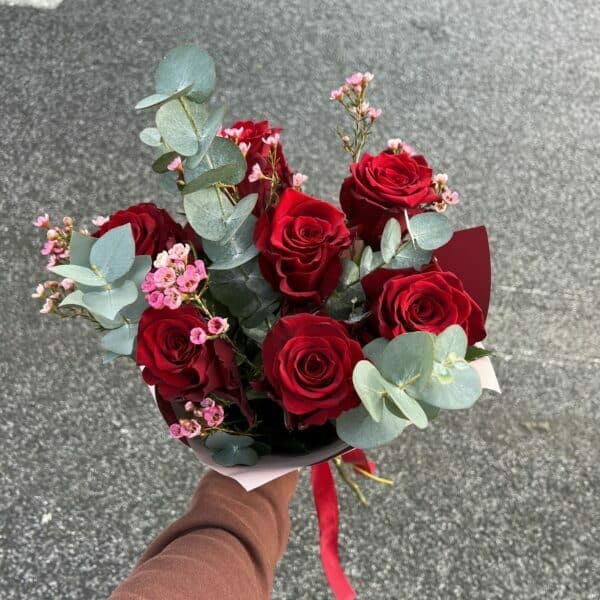 Kytica zo 7 červených ruží s eukalyptom a waxom