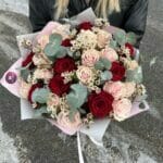 25 ružových a červených ruží s eukalyptom a waxom