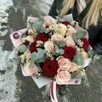 25 ružových a červených ruží s eukalyptom a waxom