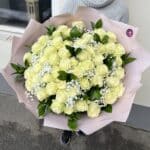 Kytica z 50 bielych ruží s gypsophilou a ruscusom