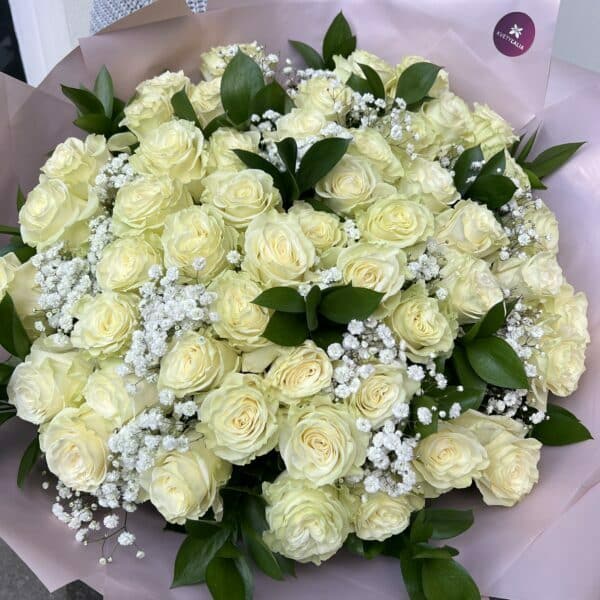 Kytica z 50 bielych ruží s gypsophilou a ruscusom