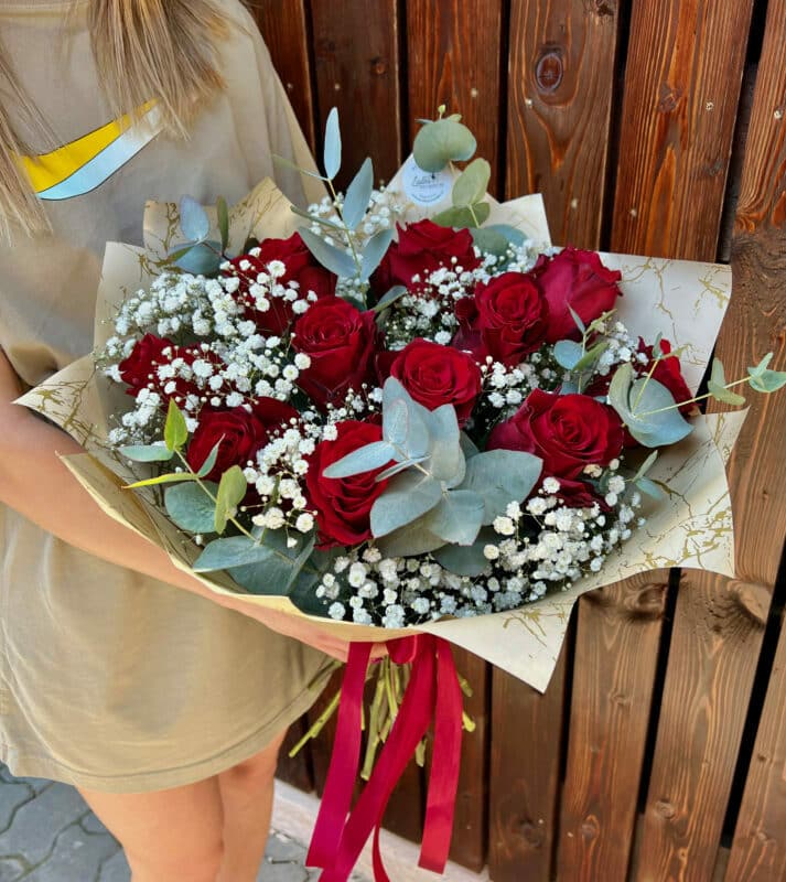 Kytica z 11 červených ruží s eukalyptom a gypsophilou