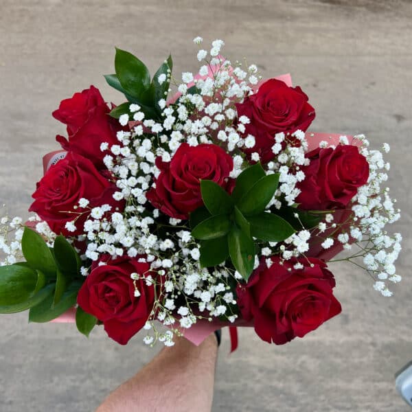 Kytica zo 7 červených ruží s gypsophilou a ruscusom