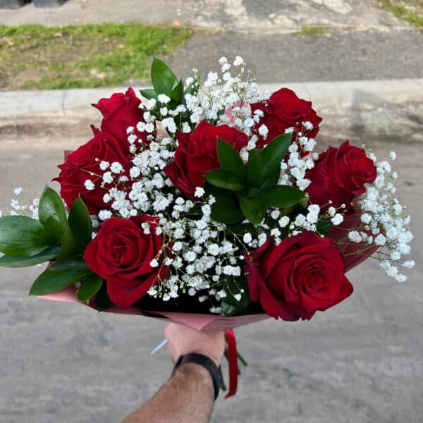 Kytica zo 7 červených ruží s gypsophilou a ruscusom