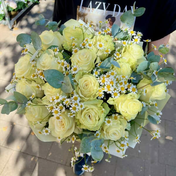 Kytica zo 17 bielych ruží s tanacetom a eukalyptom