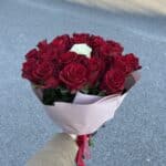 Kytica z 19 červených ruži a 1 biela