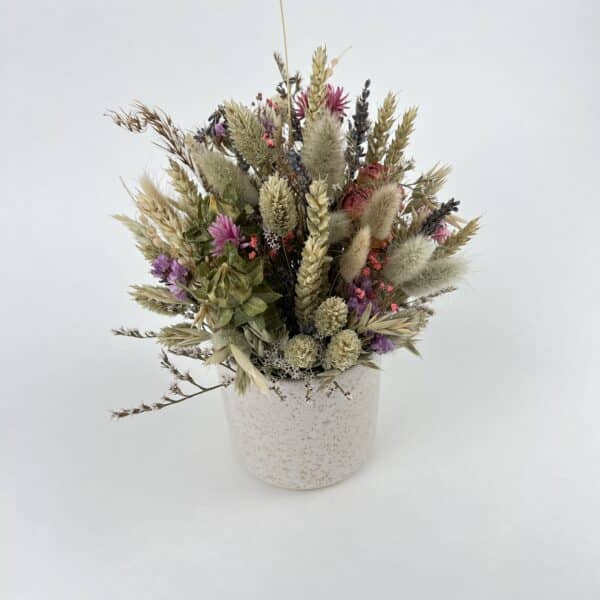 Aranžmán zo sušených kvetov v keramike