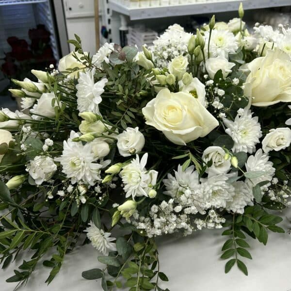 Smútočný aranžmán s bielymi ružami a chryzantémami