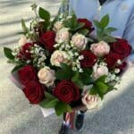 Kytica z 19 červených a ružových ruží s ruscusom a waxom