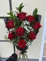 Smútočná kytica 8 červených ruží s gypsomilkou a ruscusom
