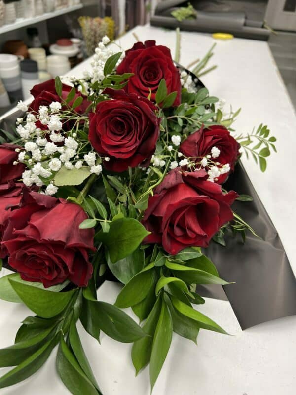 Smútočná kytica 8 červených ruží s gypsomilkou a ruscusom