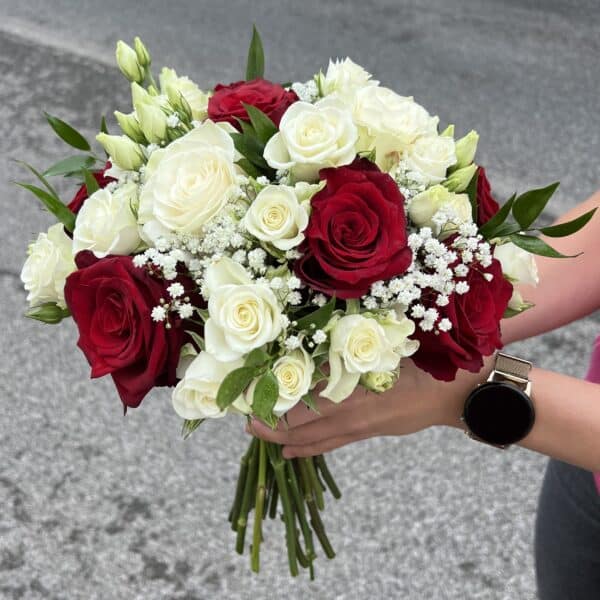 Svadobná kytica z bielych a červených ruží