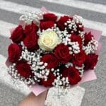 Kytica zo 17 červených ruži a 1 bielej s gypsomilkou