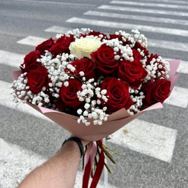 Kytica zo 17 červených ruži a 1 bielej s gypsomilkou