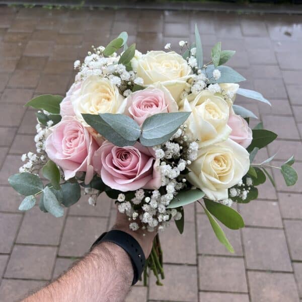 Svadobná kytica z bielych a ružových ruží