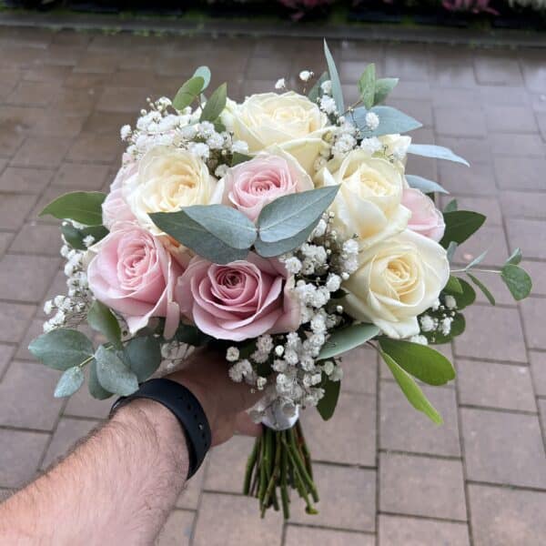 Svadobná kytica z bielych a ružových ruží