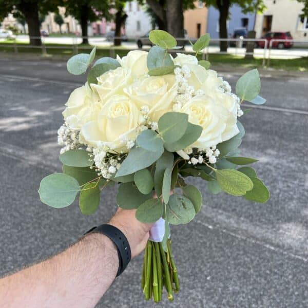 Svadobná kytica z bielych ruží a gypsomilky