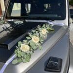 Výzdoba na auto z bielych ruží a gypsomilky