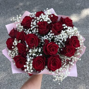 Kytica zo 17 červených ruži s gypsomilkou