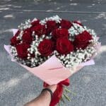 Kytica zo 17 červených ruži s gypsomilkou