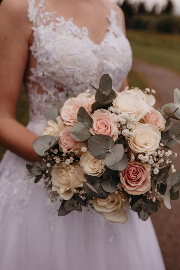 Svadobná kytica Biele a ružové ruže s eukalyptom