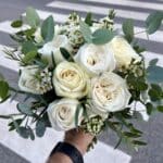 Svadobná kytica Biele garden ruže s eukalyptom