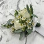 Kvetinový náramok z bielych ruží s eukalyptom