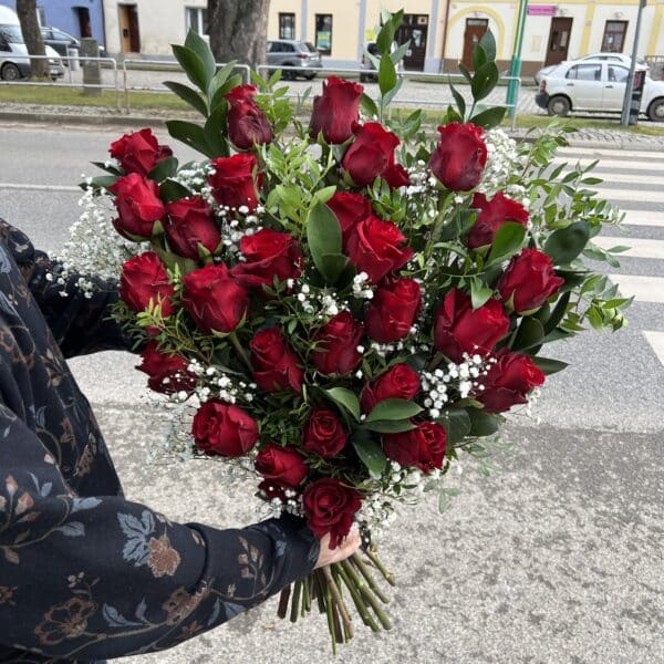 Smútočná kytica 27 červených ruží s gypsomilkou a ruscusom