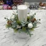 Vianočný aranžmán so sviečkou - biely