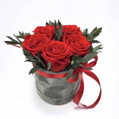 Trvácne červené ruže v sivom boxe